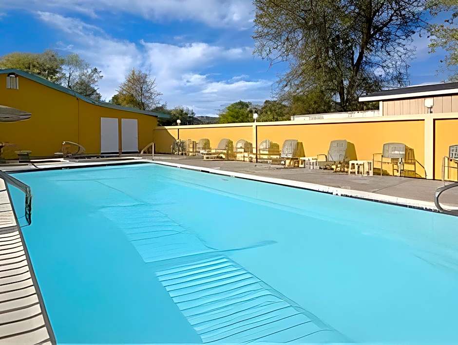 Upper Lake Inn & Suites