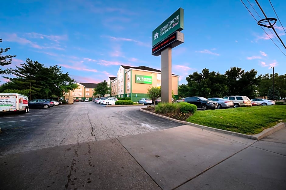 HomeTowne Studios St Louis Airport/ N Lindbergh