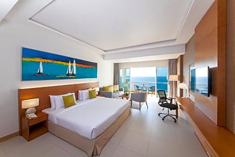 One-Bedroom Executive King Suite with Sea View - Non-Smoking