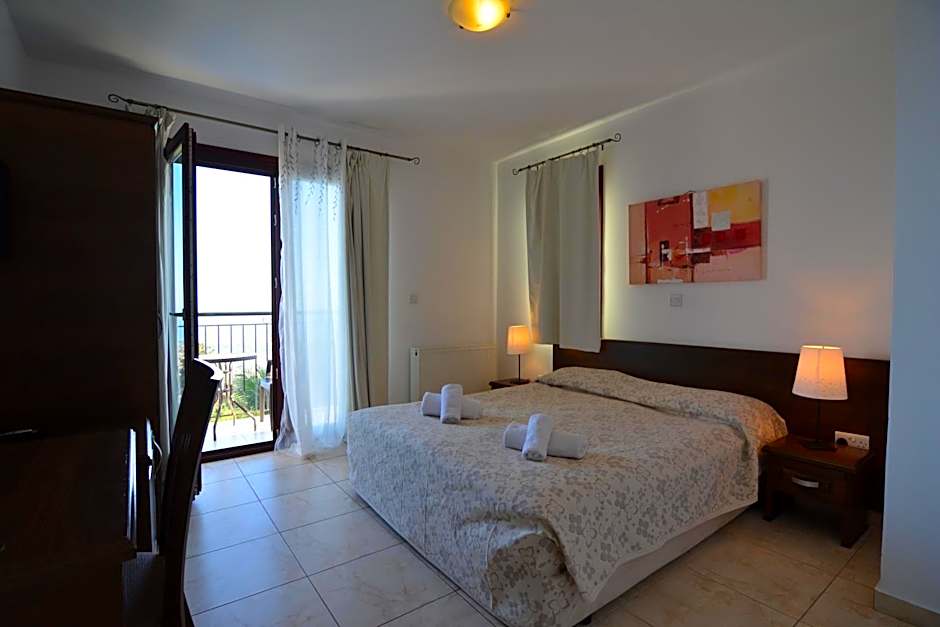 Zdjęcie 1 z 3 — 1 Double Bed or 2 Beds, City View