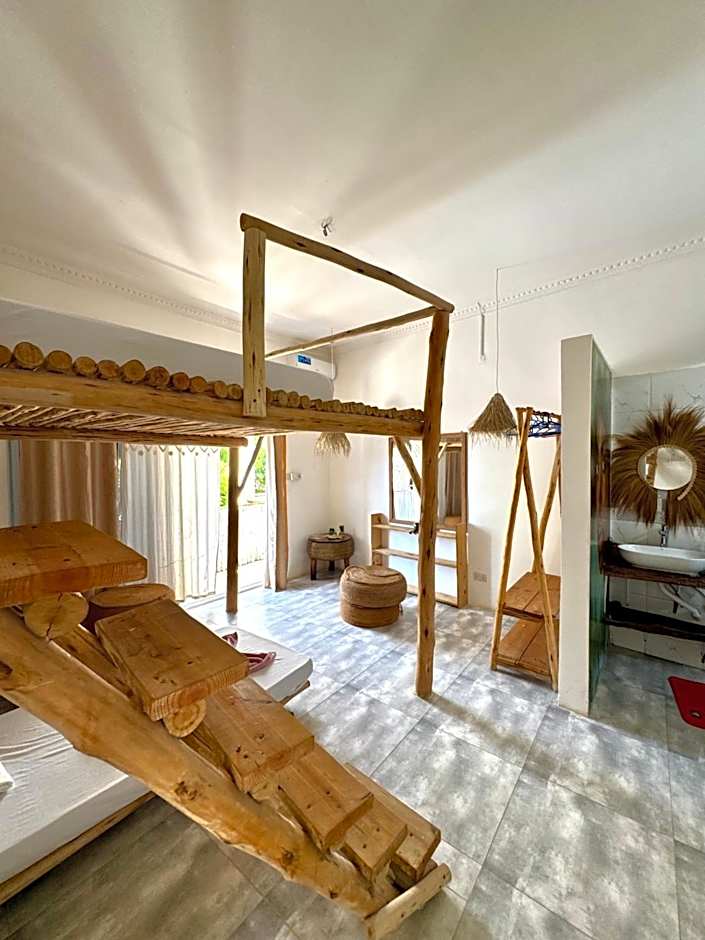 POLE POLE House