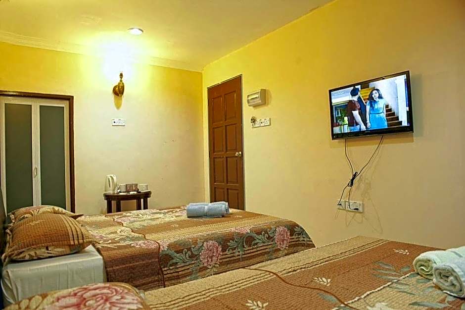 Penarak Bamboo Beach Motel