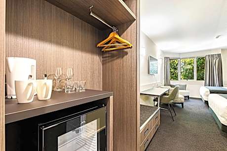 Standard 2 Queen Room