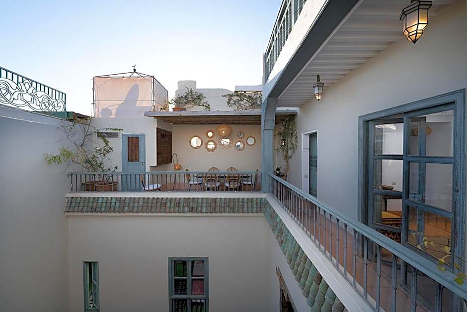 Riad Le J
