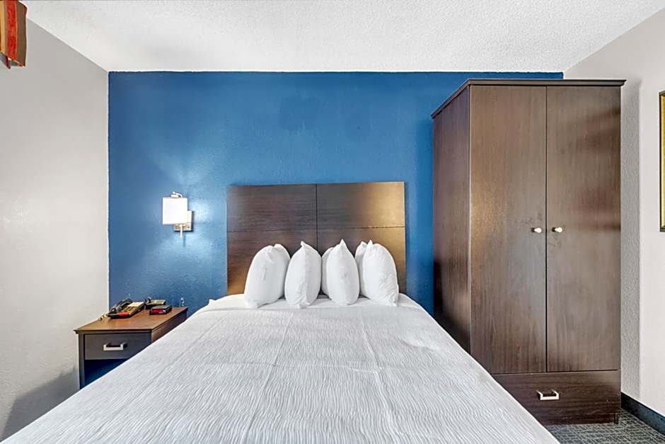 City Center Inn by OYO I-64 Newport News