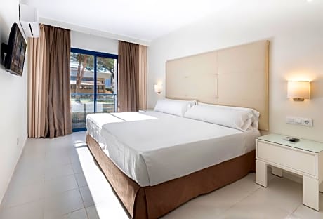 Family Room (2 Adults + 3 Children)