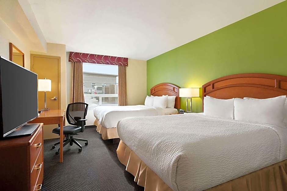 Days Inn & Suites by Wyndham Thompson