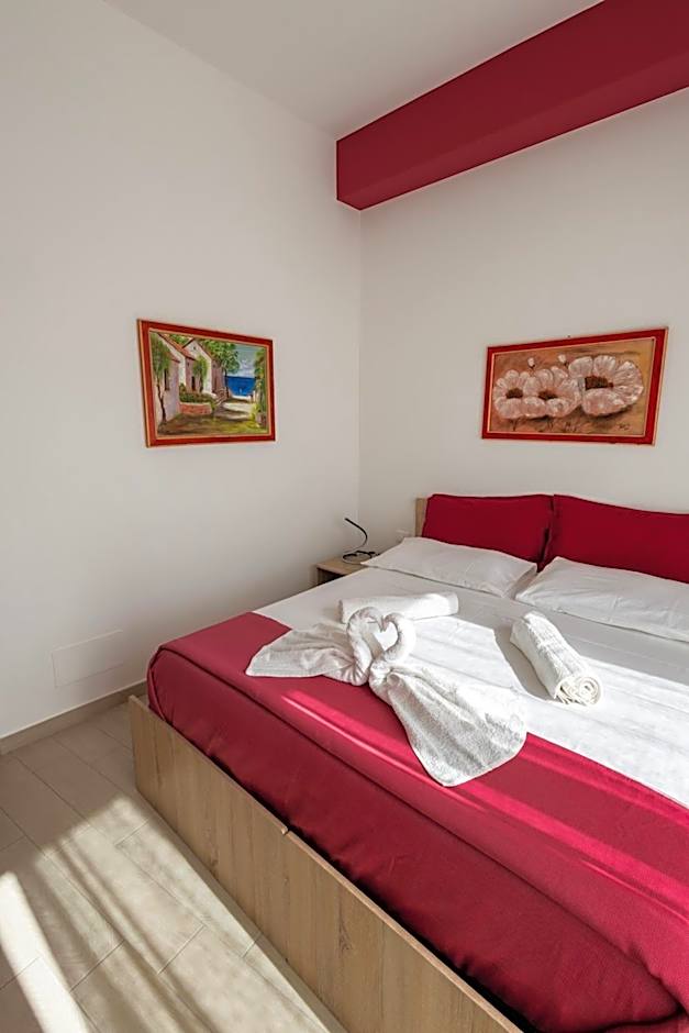 PalerMonAmour Art Gallery Suite
