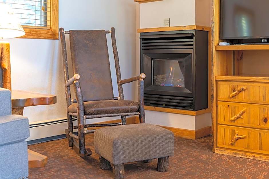 Red Wolf Lakeside Lodge