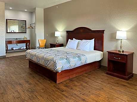 1 King Bed | Mobil Access Tub Nsmk Micfridg