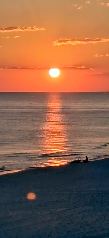 ON THE BEACH! COUPLES GETAWAY,HONEYMOON SWEET, Perfectly Cozy Beach Front Condo, full kitchen, pool, free parking,CHECK-IN AT DOOR