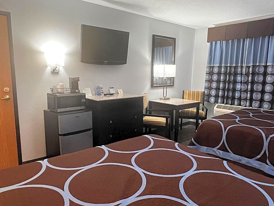 Super 8 by Wyndham Cleveland TX