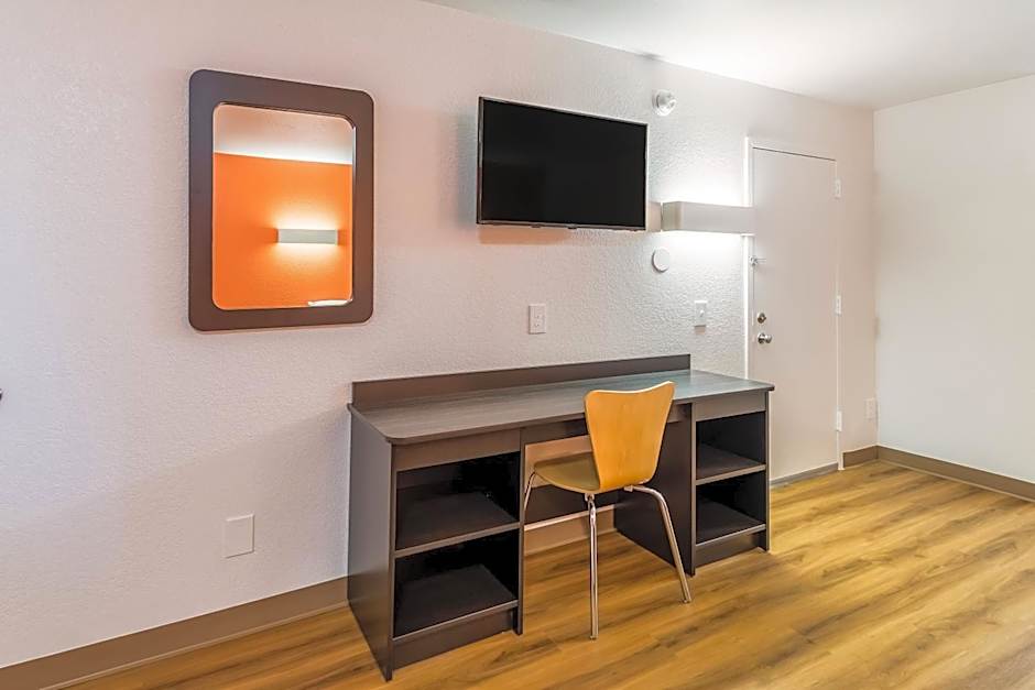 Motel 6-Arlington, TX - UTA