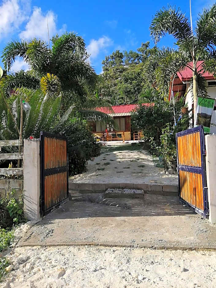 MiL's Hillside Tourist Inn