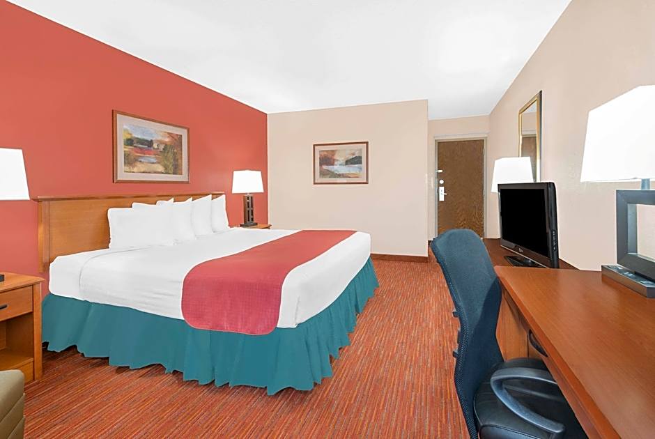 Photo 1 of 2 of 2 Queen Beds, Mobility Accessible, Grab Bars, Bathtub