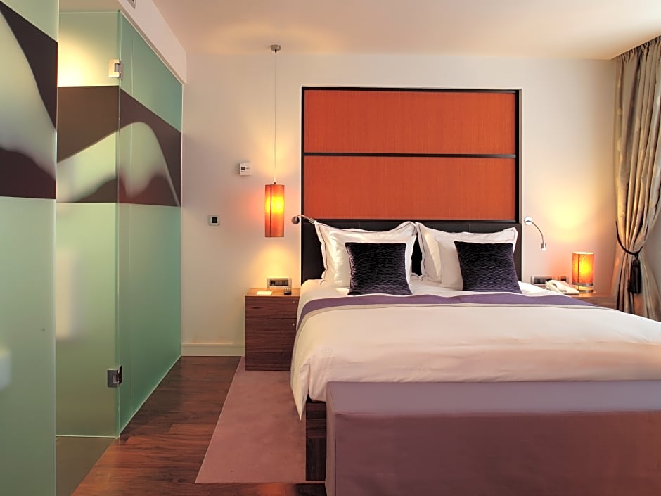 Foto 1 dari 3 — Spa Suite, Jetted Tub, Terrace