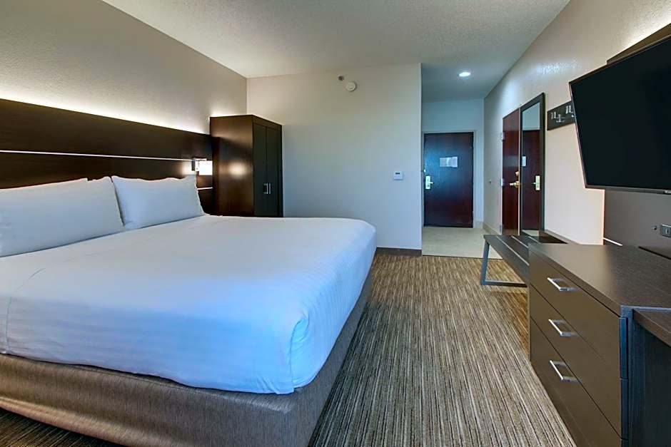 Photo 1 of 2 of Standard 1 King Bed, Mobility Accessible, Bathtub
