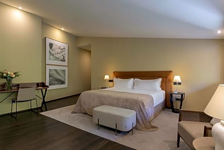 Junior Suite (1 King Bed)