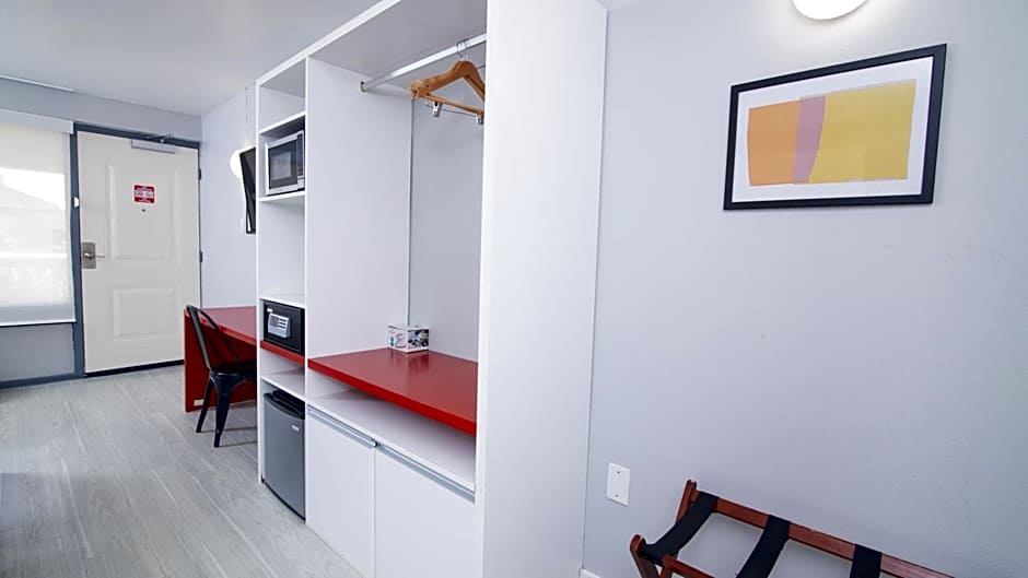 Disney 12 minutes for family, Pool and parking FREE