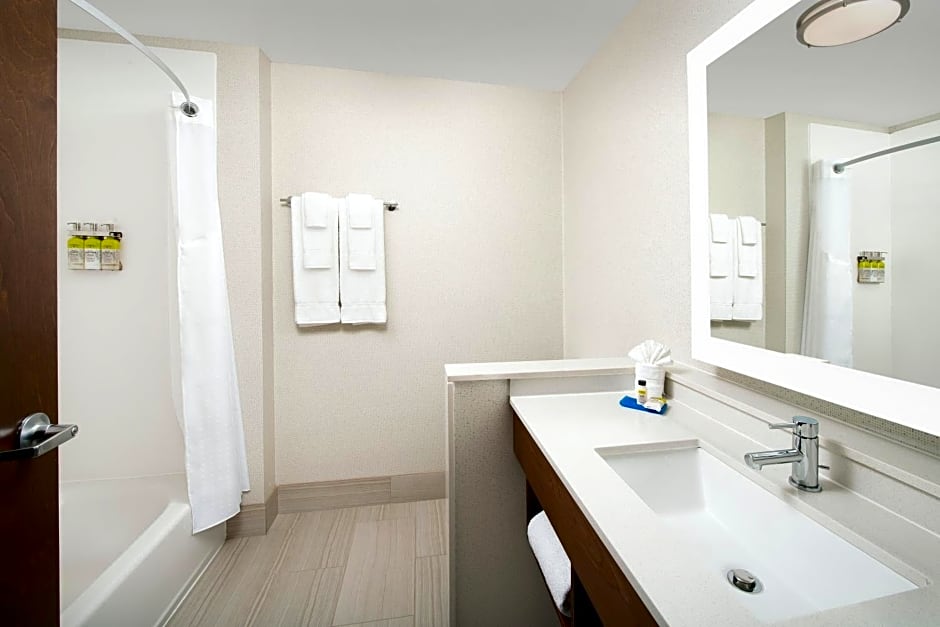 Holiday Inn Express & Suites North Brunswick By IHG