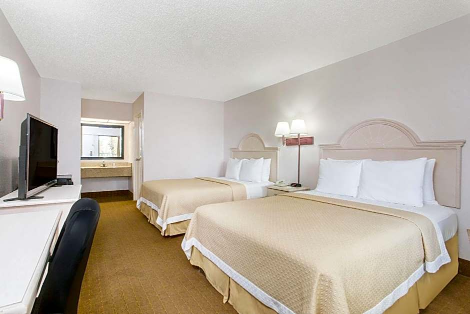 Days Inn & Suites by Wyndham Navarre - near Beaches/Hurlburt