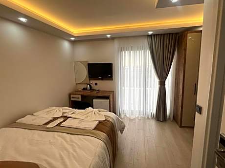 Deluxe Double Room with Balcony and Sea View