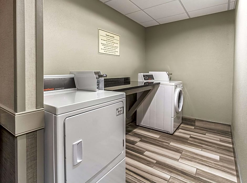 La Quinta Inn & Suites by Wyndham Cleveland - Airport North