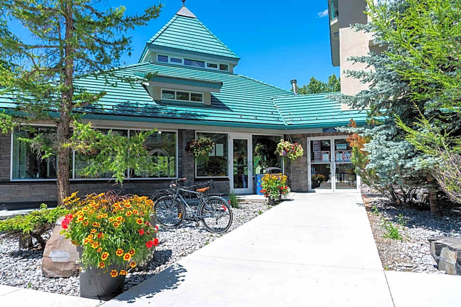 Pocaterra Inn & Waterslide