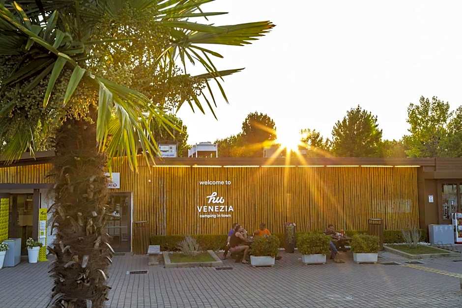 hu Venezia Camping in Town