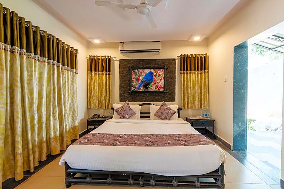 Photo 1 of 5 of Deluxe 1 Queen Bed