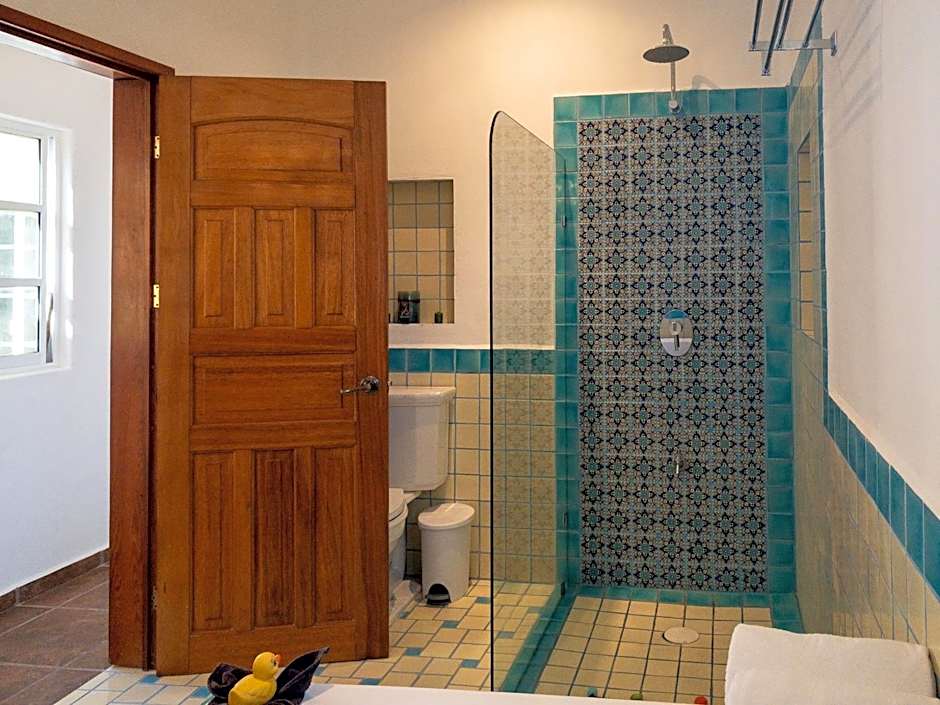 Casa Zarah - Hacienda Family Home - Pool and 2-Block to Beach