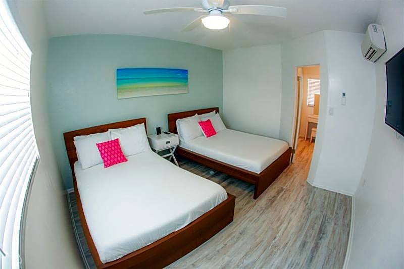 Foto 1 daripada 4 — 1 Queen Bed Suite, Pool View