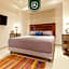 Cozy Apt with Private Terrace - Rooftop Pool