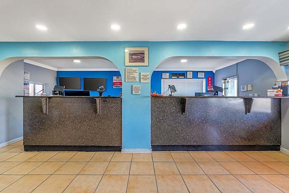 Econo Lodge Inn & Suites I-64 & Us 13