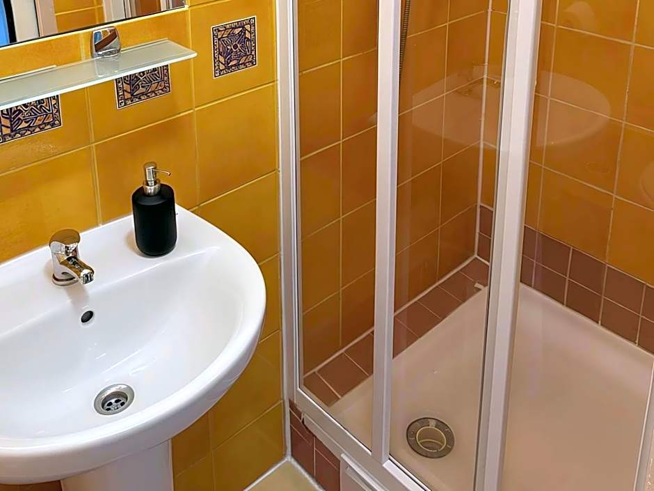 Hostel Oliwka - Metro Świętokrzyska