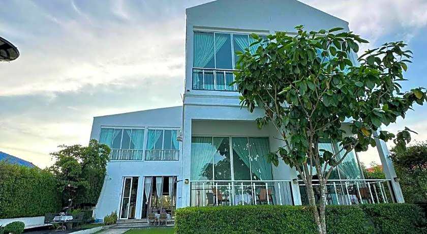 White Wall Riverfront Hotel