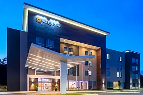 La Quinta Inn & Suites by Wyndham Greensboro Airport