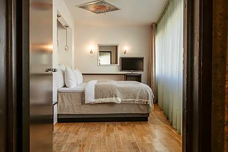 1 Double Bed Suite Nonsmoking