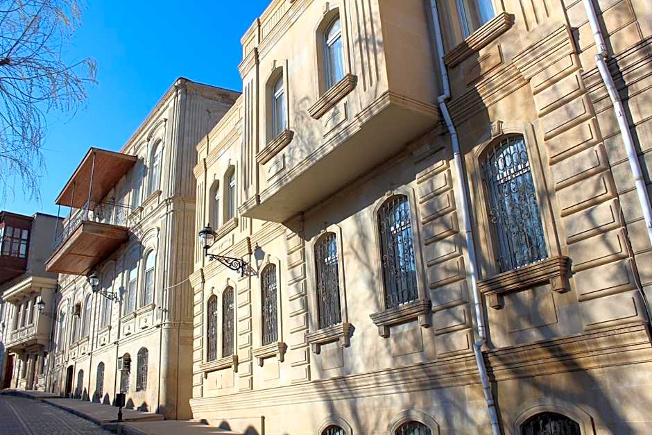 Premier Old Gates Hotel