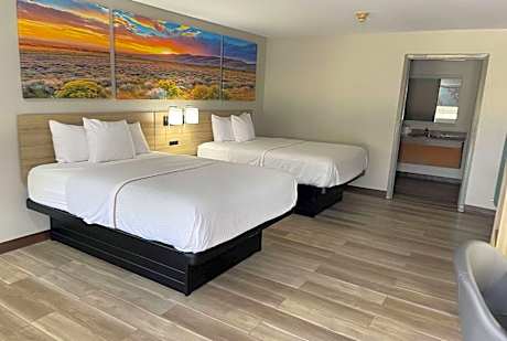 Queen Room with Two Queen Beds and Bath Tub - Mobility Accessible/Non-Smoking