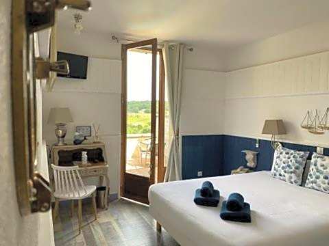 Hôtel Bien-Être Aux Cyprès de Marquay-Calme et élégance-Laissez-vous porter par une ambiance chaleureuse où chaque instant compte-Découvrez un havre de paix où nature et confort se marient pour vous offrir une expérience unique- Réservez dès aujourd'hui !