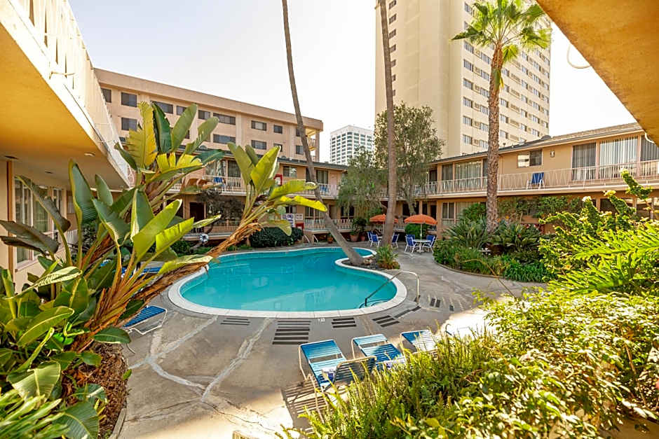 Cal Mar Hotel Suites