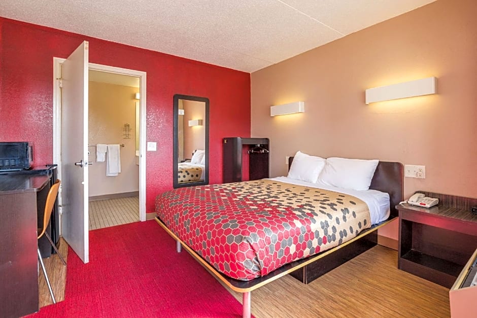 Econo Lodge Inn & Suites – Terre Haute, IN