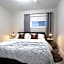 Executive Bsmt Suite, King Bed, 5 min to DT & Whyte Ave, Sleeps 6!