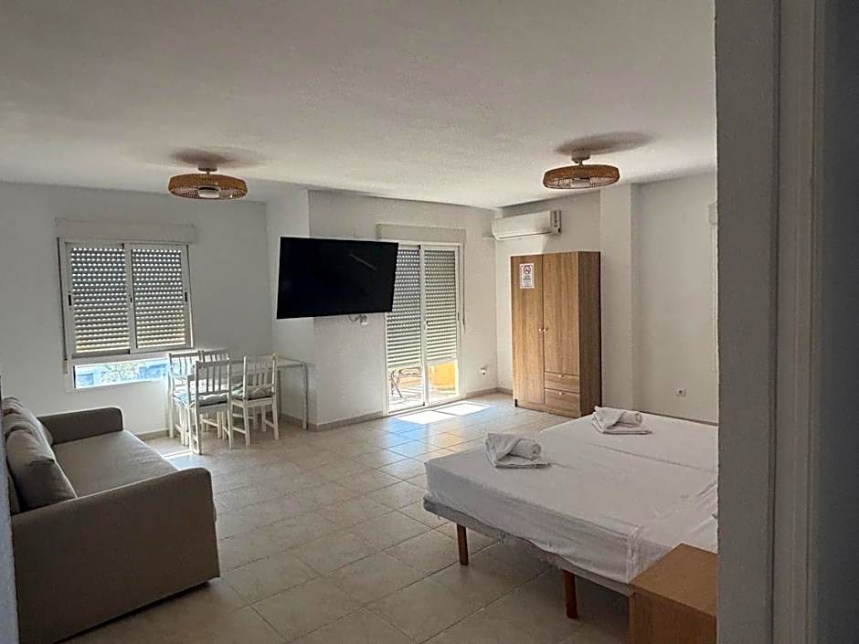 Studio Apartment, Balcony — 4 fotoğraftan 1. fotoğraf