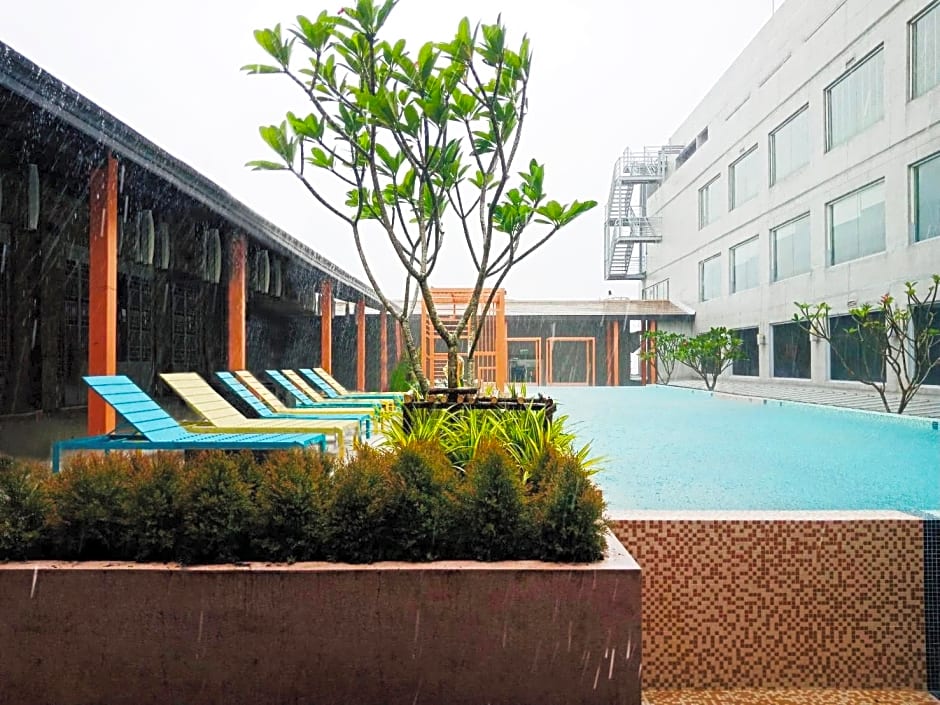 The Quarter Hualamphong by UHG