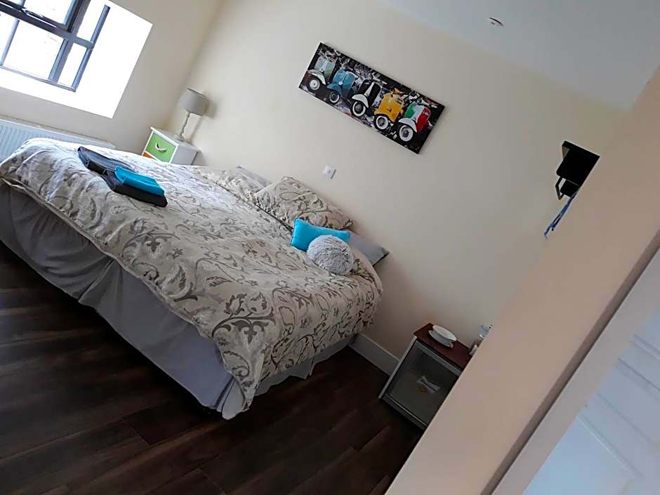 Ridge-Rock Accommodation