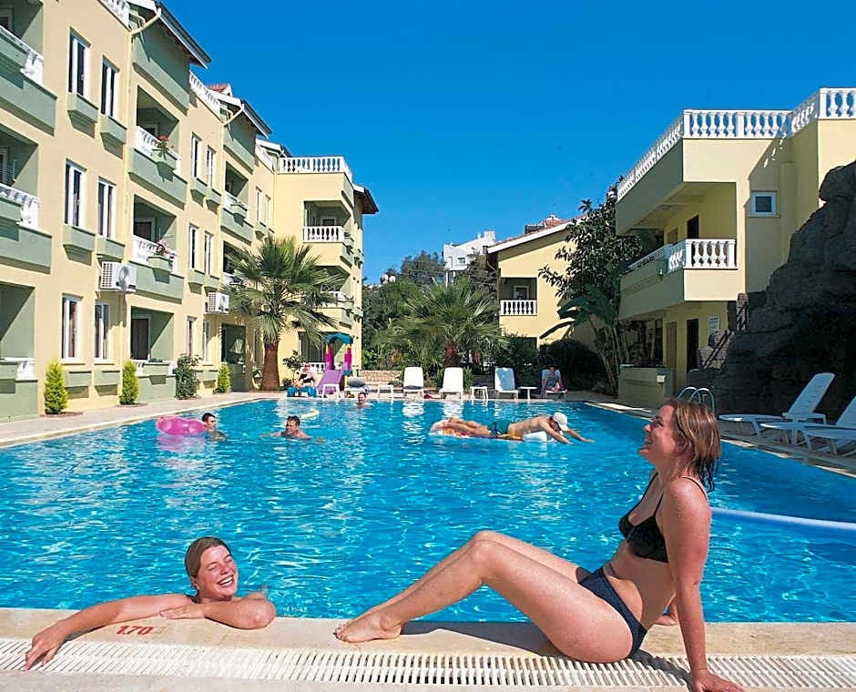 Club Sunset Apartments