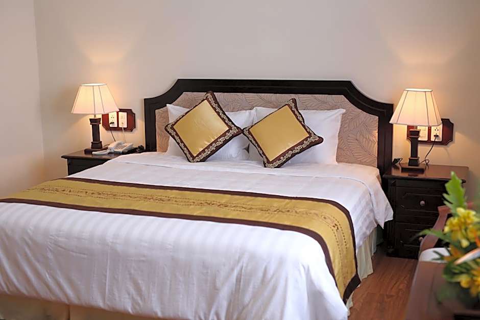 Photo 1 of 13 of Standard 1 King Bed