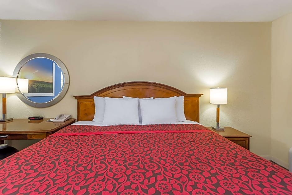 Days Inn by Wyndham College Park Airport Best Road